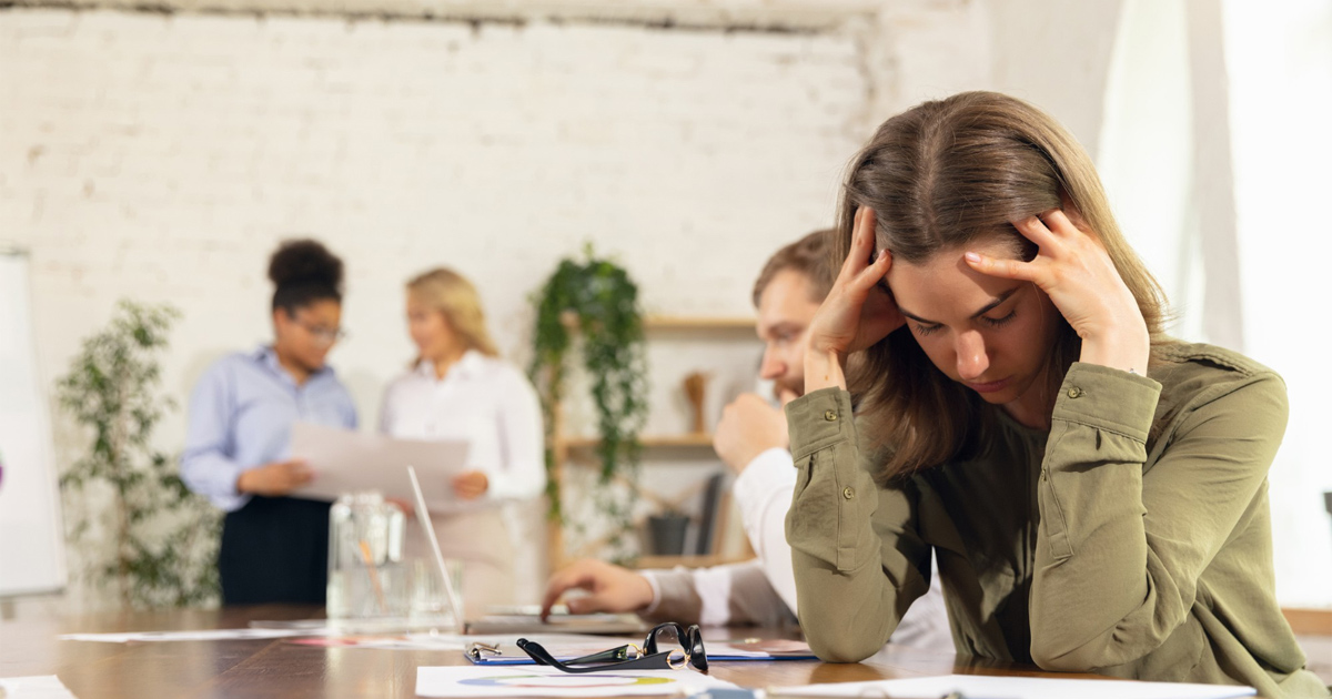 Stress trong công việc: Nguyên nhân, dấu hiệu & cách giải tỏa
